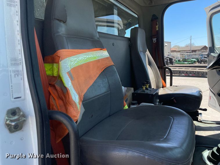 image for item MY9244 2007 Freightliner Business Class M2  roll-off container truck