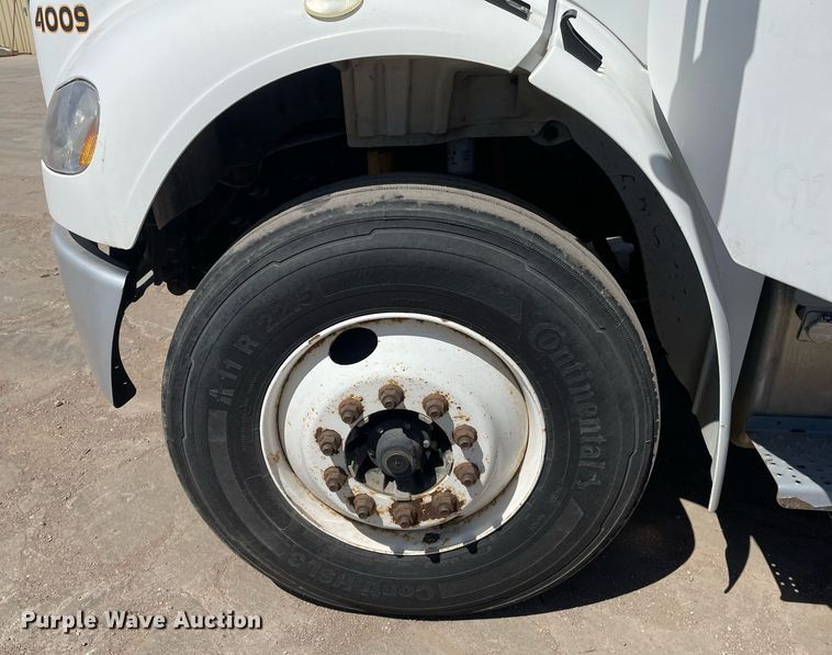 image for item MY9244 2007 Freightliner Business Class M2  roll-off container truck