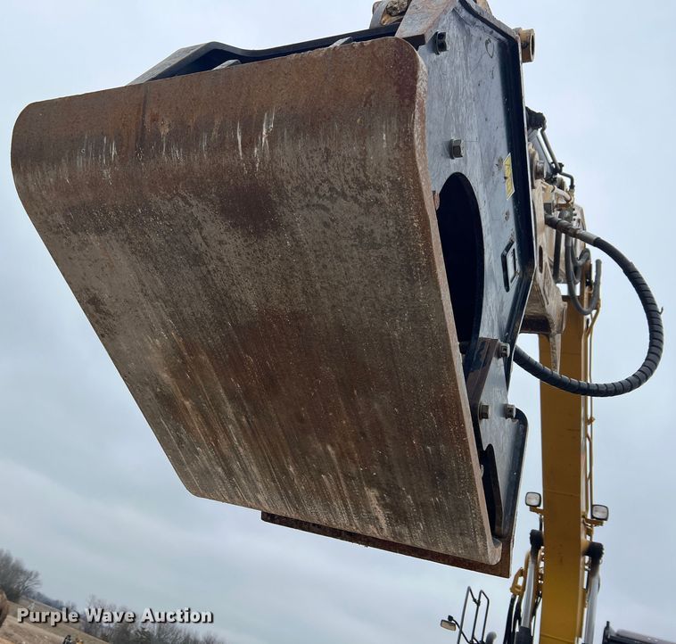 image for item MY9554 2015 Caterpillar CVP75  excavator plate compactor