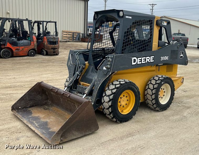image for item MY9555 2015 John Deere 318E  skid steer loader