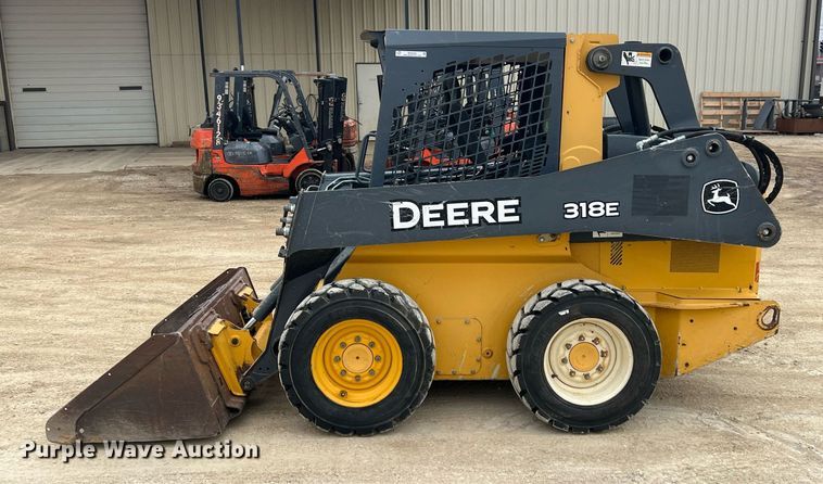 image for item MY9555 2015 John Deere 318E  skid steer loader