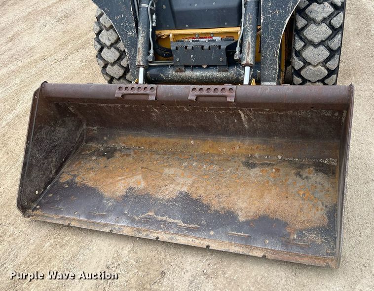 image for item MY9555 2015 John Deere 318E  skid steer loader