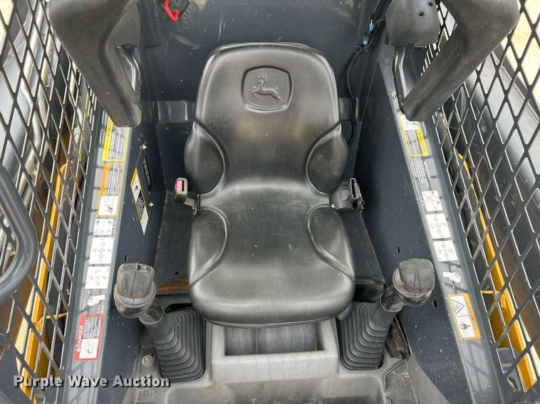 image for item MY9555 2015 John Deere 318E  skid steer loader