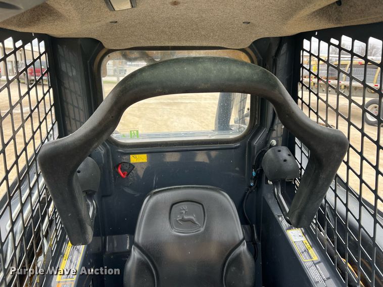 image for item MY9555 2015 John Deere 318E  skid steer loader