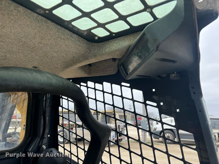 image for item MY9555 2015 John Deere 318E  skid steer loader