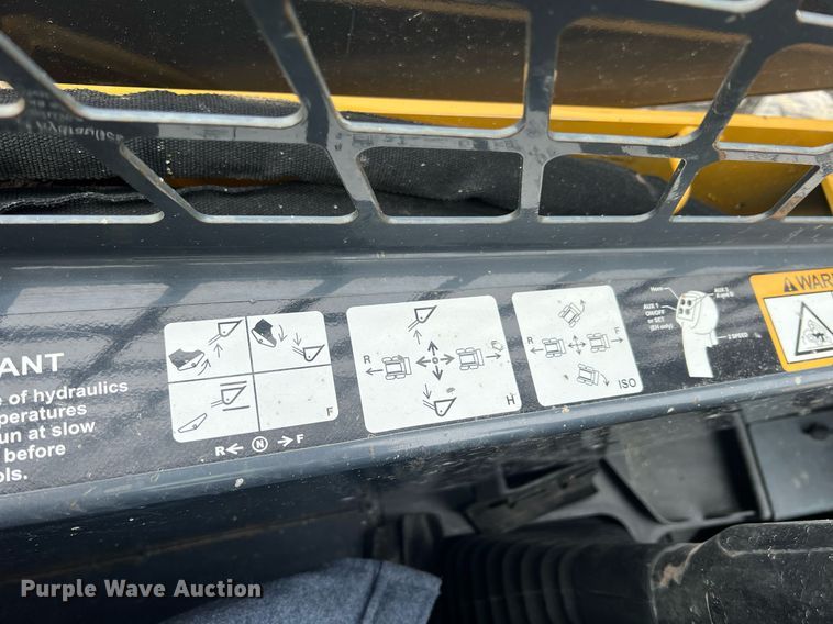 image for item MY9555 2015 John Deere 318E  skid steer loader