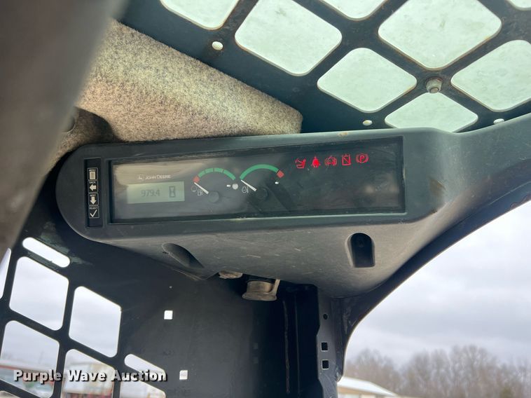 image for item MY9555 2015 John Deere 318E  skid steer loader