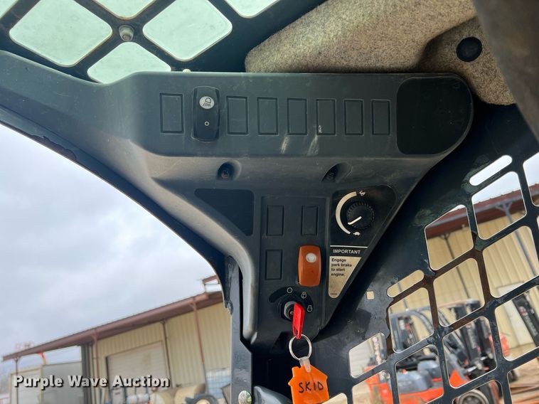 image for item MY9555 2015 John Deere 318E  skid steer loader