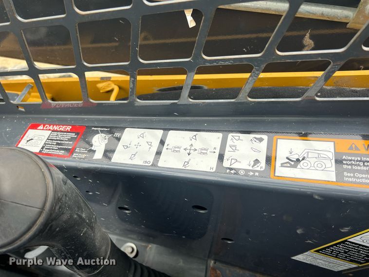 image for item MY9555 2015 John Deere 318E  skid steer loader