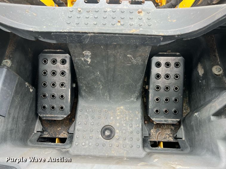 image for item MY9555 2015 John Deere 318E  skid steer loader