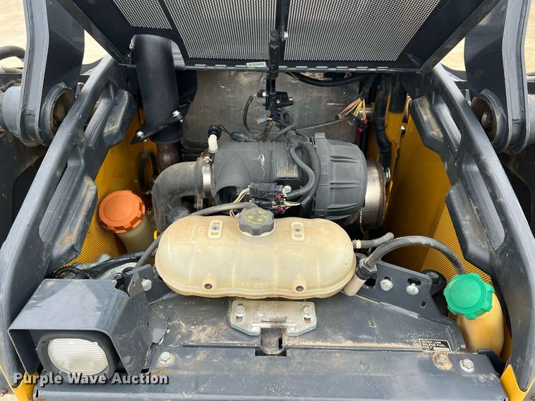 image for item MY9555 2015 John Deere 318E  skid steer loader