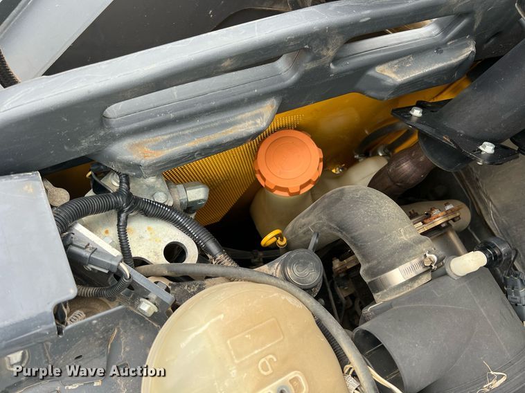 image for item MY9555 2015 John Deere 318E  skid steer loader