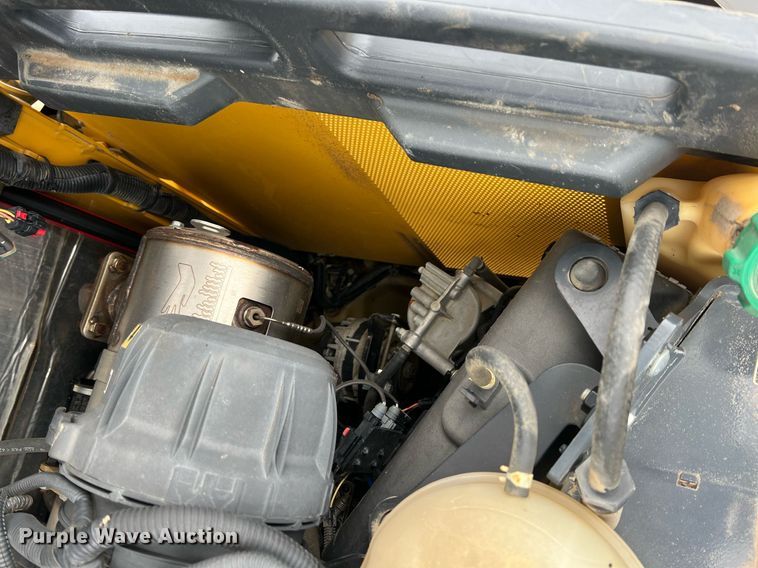 image for item MY9555 2015 John Deere 318E  skid steer loader