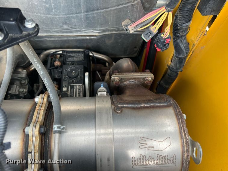 image for item MY9555 2015 John Deere 318E  skid steer loader