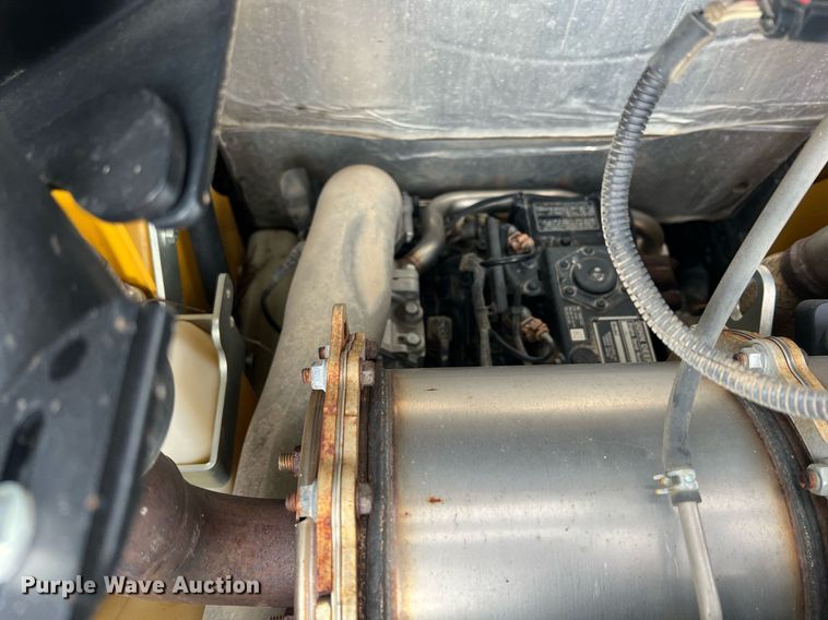 image for item MY9555 2015 John Deere 318E  skid steer loader