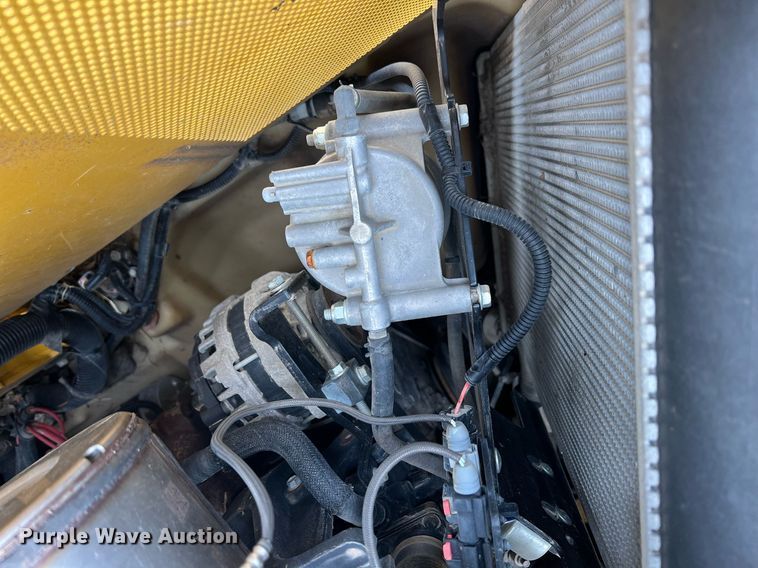 image for item MY9555 2015 John Deere 318E  skid steer loader