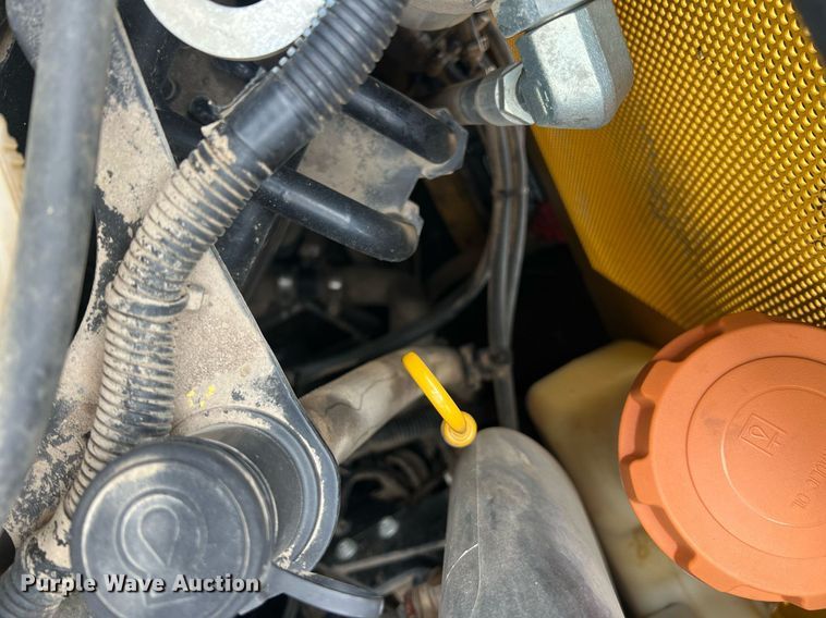 image for item MY9555 2015 John Deere 318E  skid steer loader