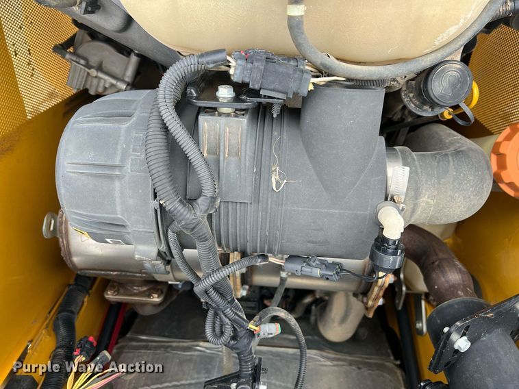 image for item MY9555 2015 John Deere 318E  skid steer loader