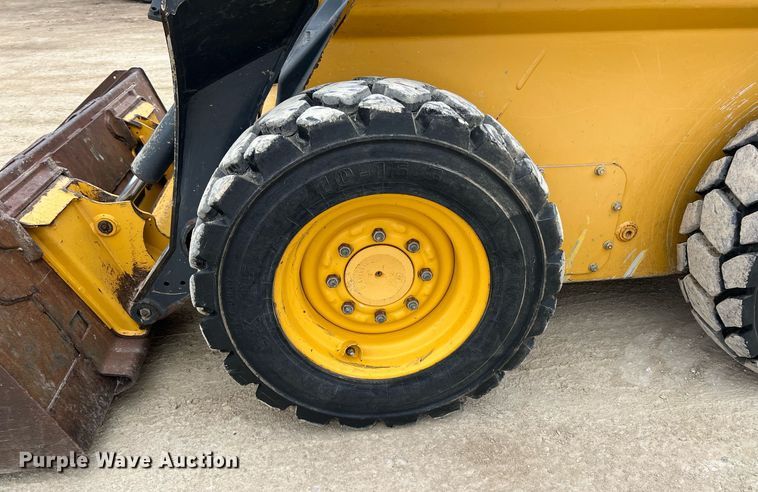 image for item MY9555 2015 John Deere 318E  skid steer loader