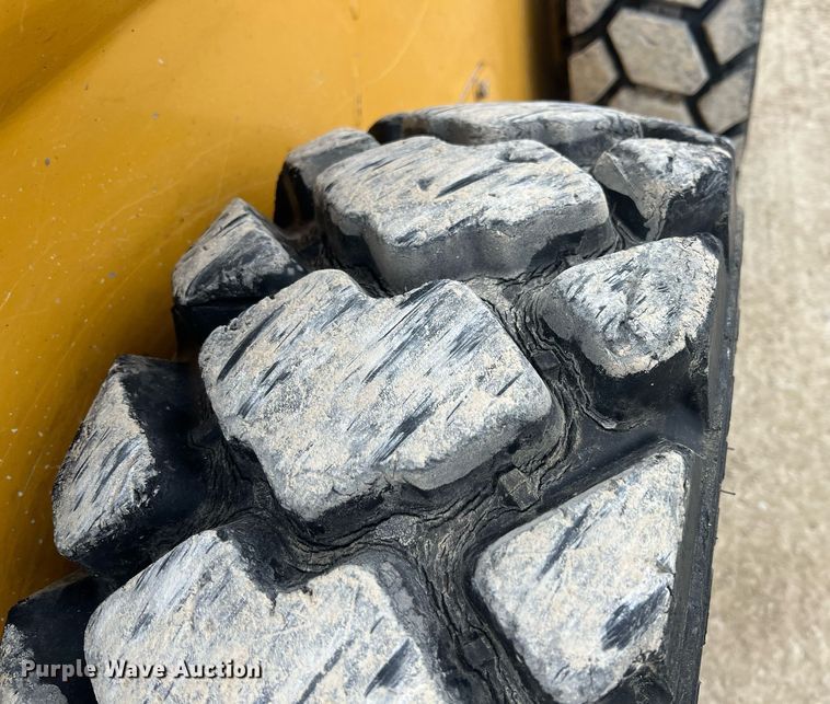 image for item MY9555 2015 John Deere 318E  skid steer loader