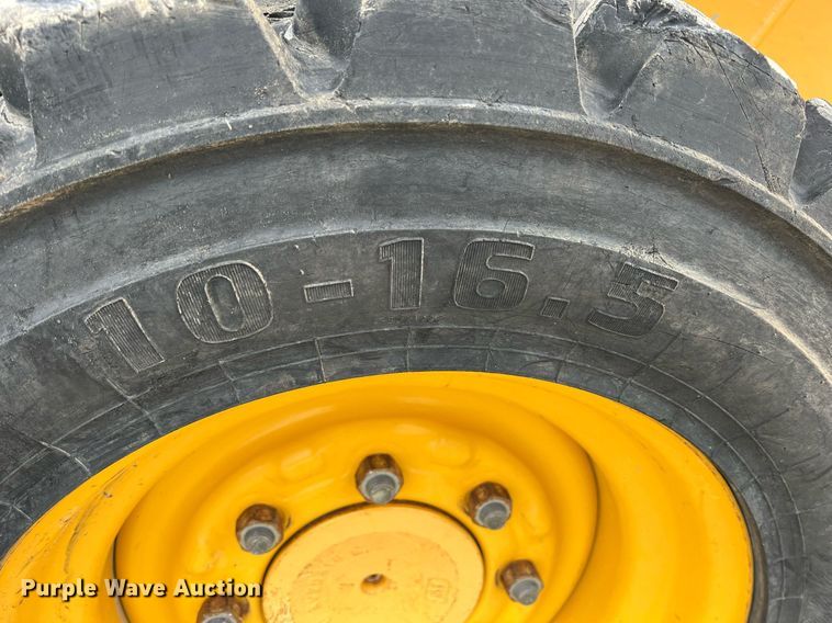 image for item MY9555 2015 John Deere 318E  skid steer loader