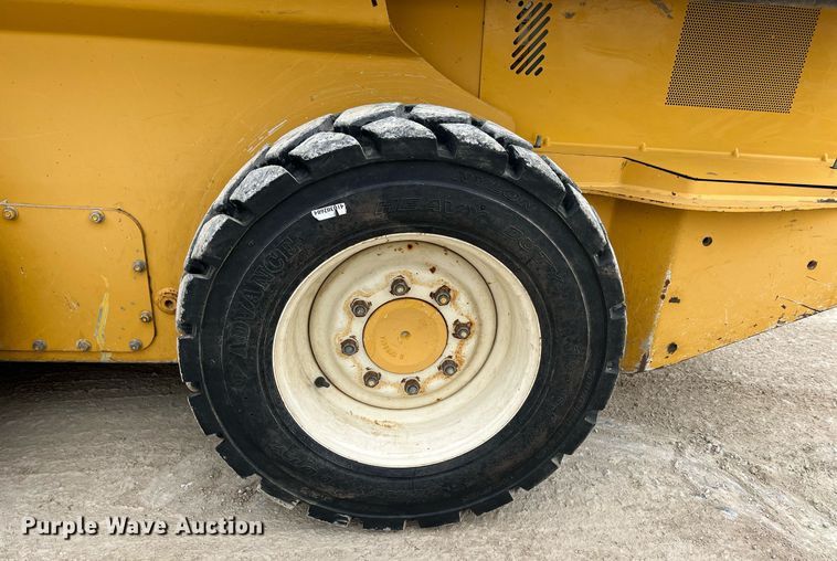 image for item MY9555 2015 John Deere 318E  skid steer loader