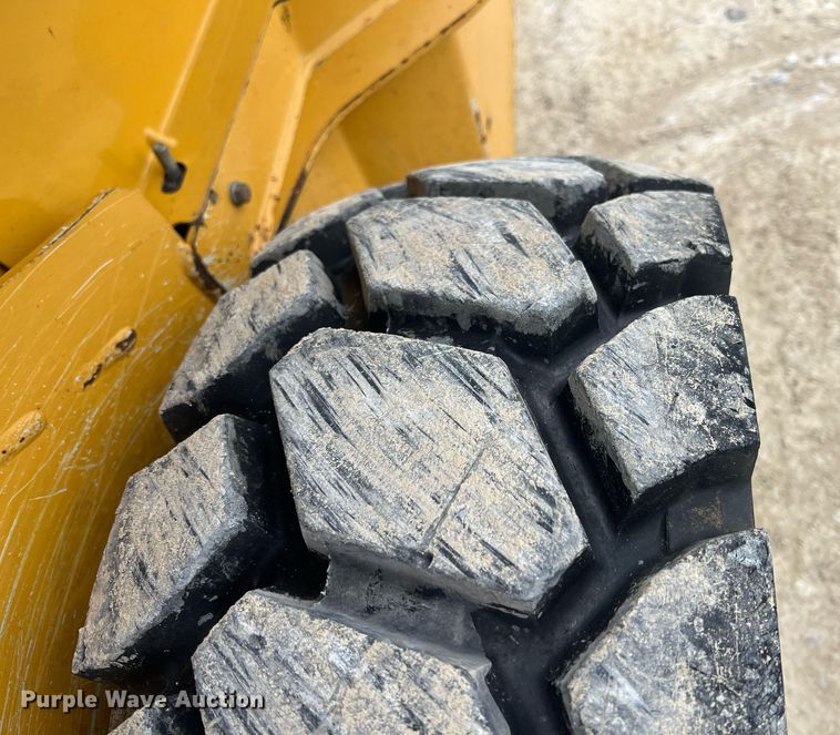 image for item MY9555 2015 John Deere 318E  skid steer loader