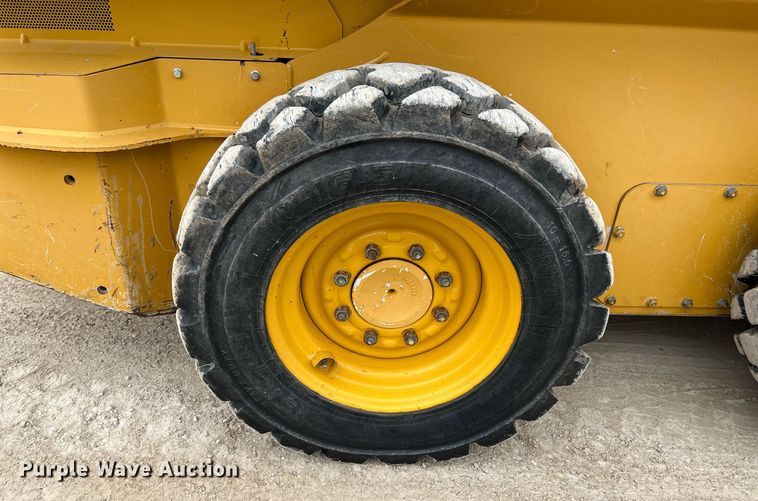 image for item MY9555 2015 John Deere 318E  skid steer loader