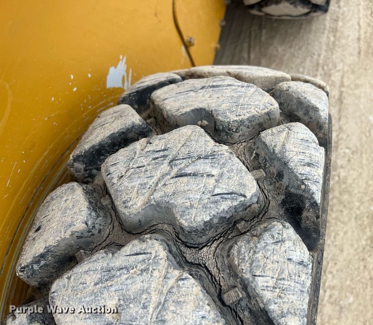 image for item MY9555 2015 John Deere 318E  skid steer loader