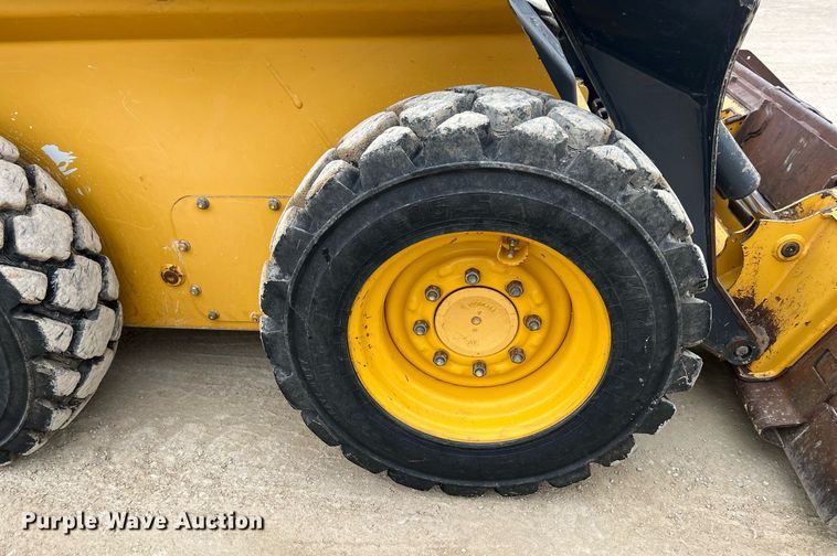 image for item MY9555 2015 John Deere 318E  skid steer loader