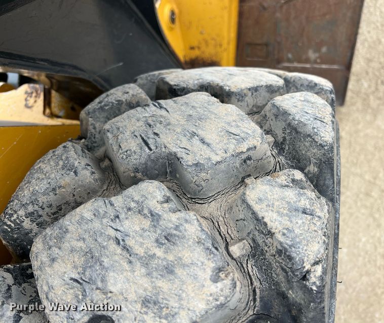 image for item MY9555 2015 John Deere 318E  skid steer loader