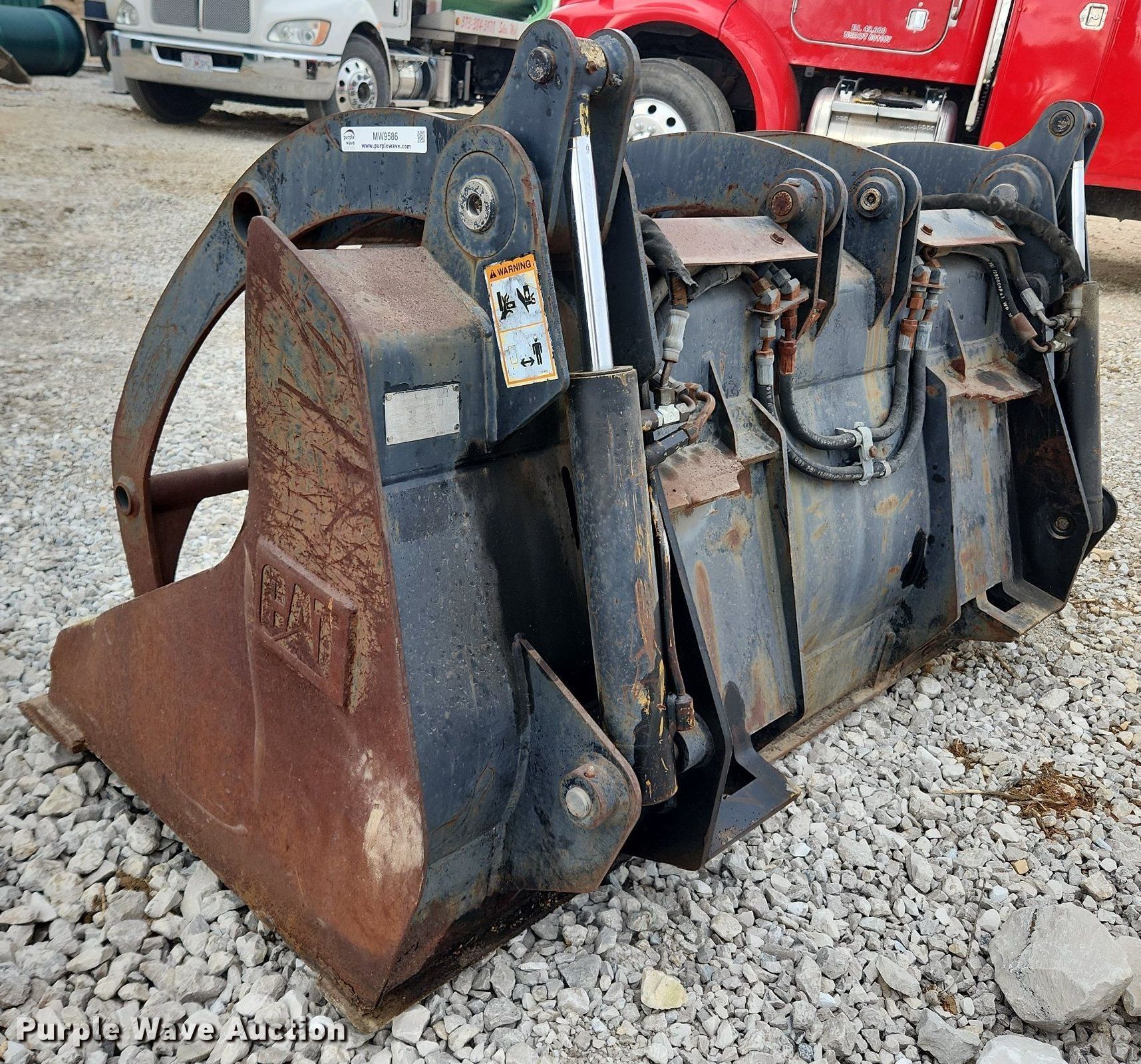 Caterpillar 1843268 wheel loader grapple bucket in Silex, MO Item