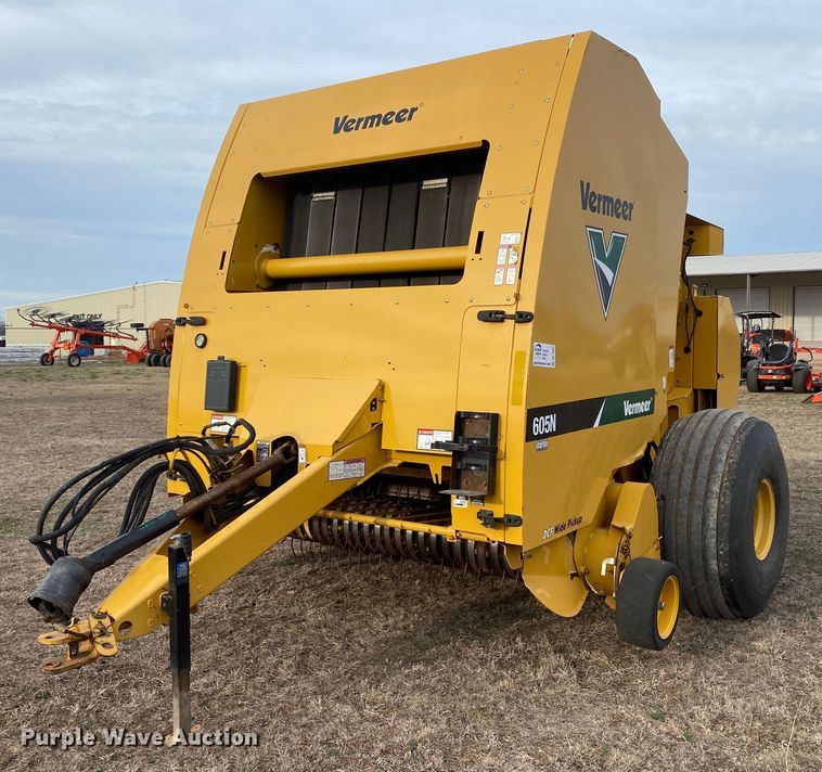 image for item DL7097 2019 Vermeer 605N round baler