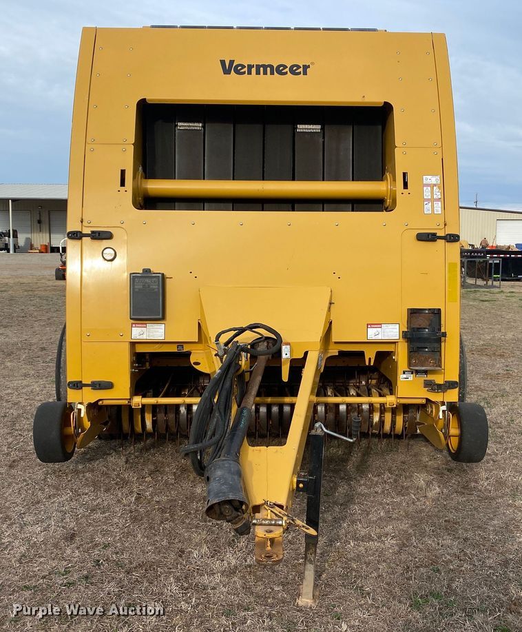 image for item DL7097 2019 Vermeer 605N round baler