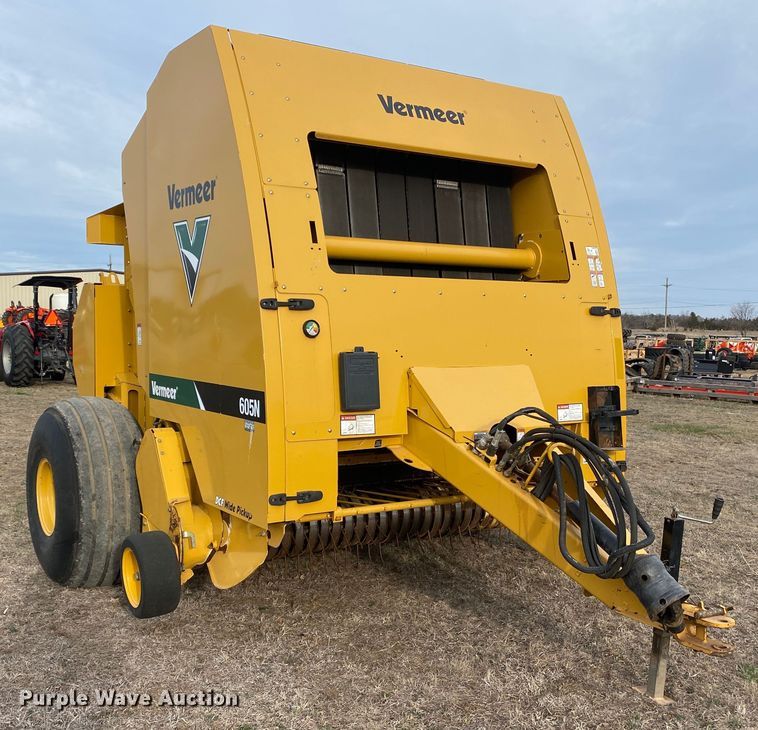 image for item DL7097 2019 Vermeer 605N round baler