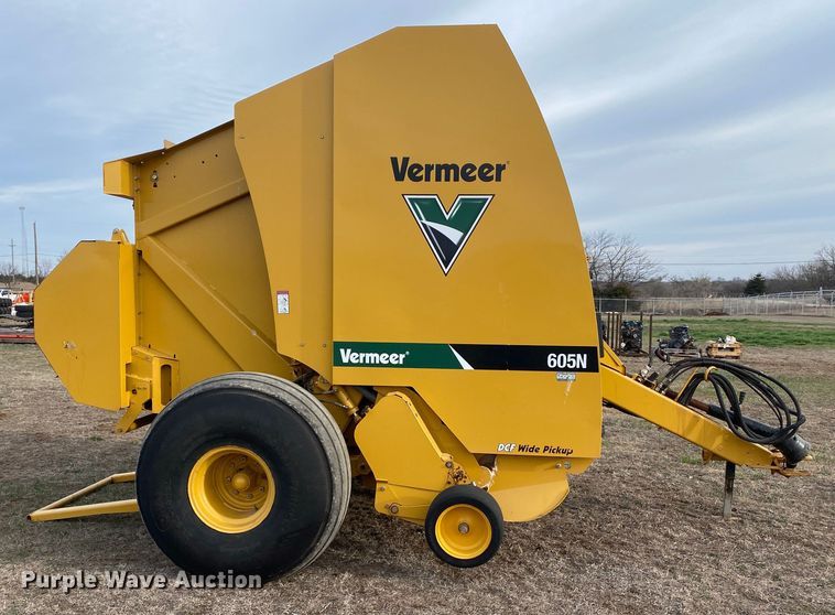 image for item DL7097 2019 Vermeer 605N round baler