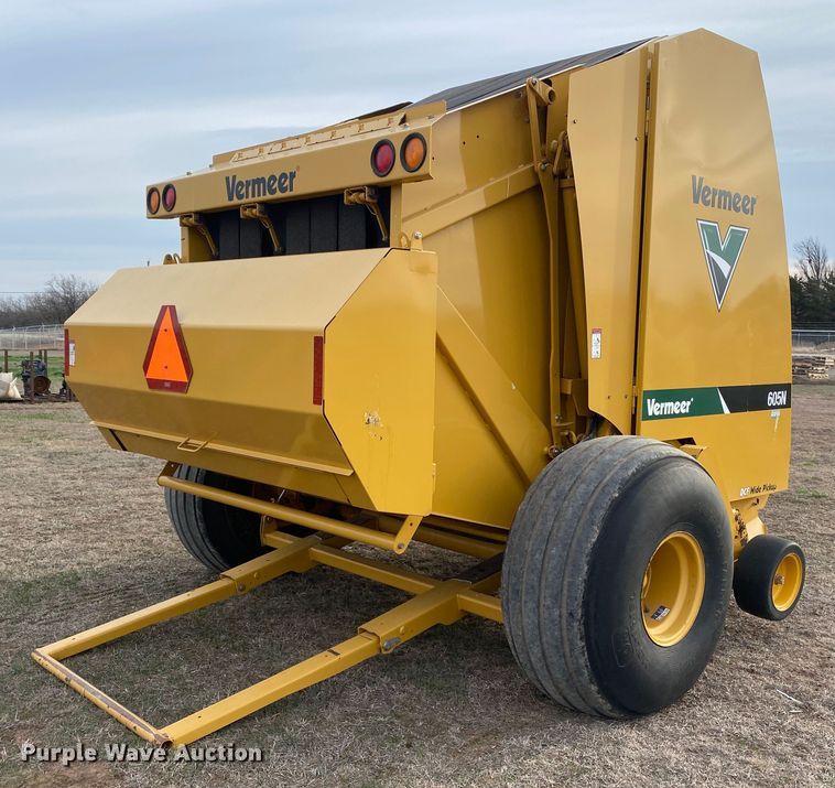 image for item DL7097 2019 Vermeer 605N round baler