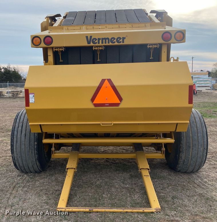 image for item DL7097 2019 Vermeer 605N round baler