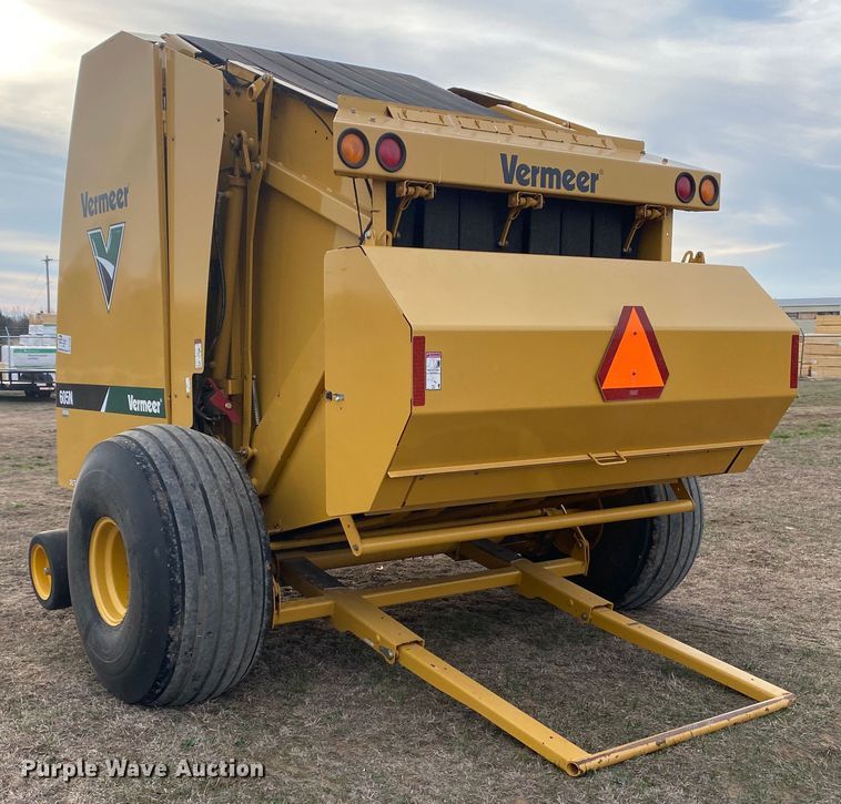 image for item DL7097 2019 Vermeer 605N round baler