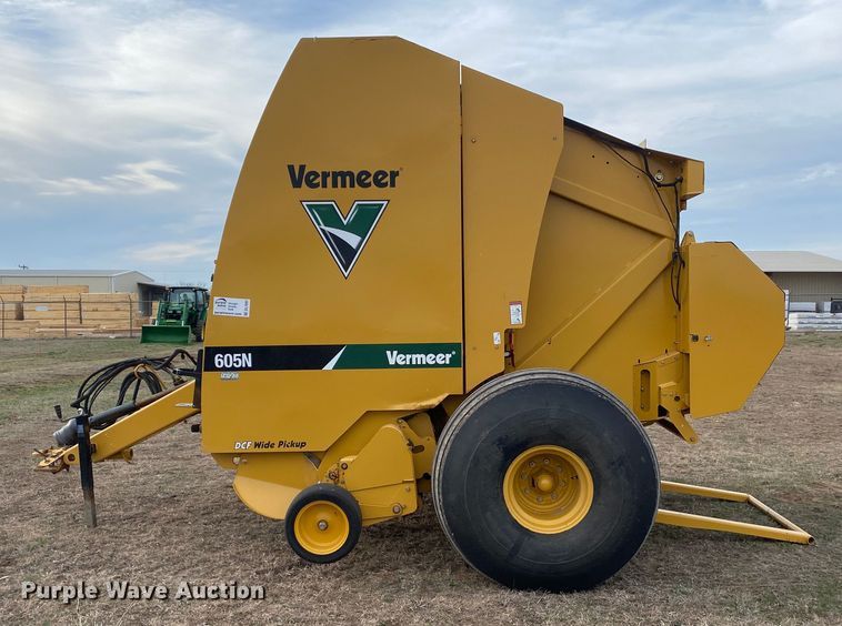 image for item DL7097 2019 Vermeer 605N round baler
