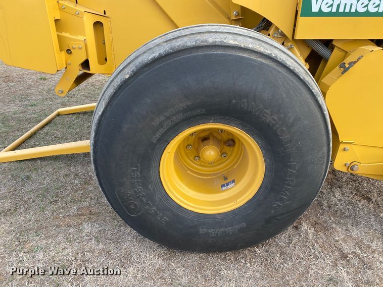 image for item DL7097 2019 Vermeer 605N round baler