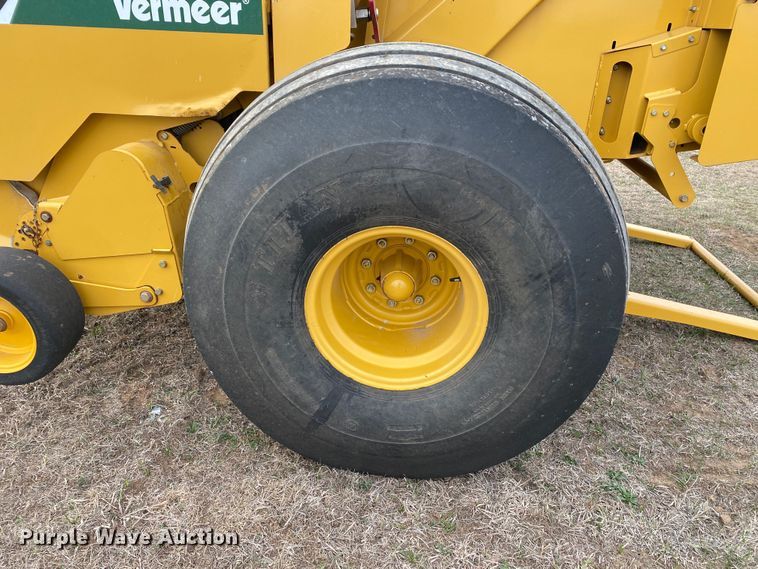 image for item DL7097 2019 Vermeer 605N round baler