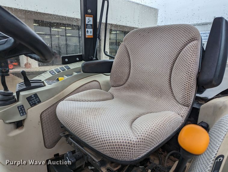 image for item LF9720 2018 John Deere 4052R  MFWD tractor