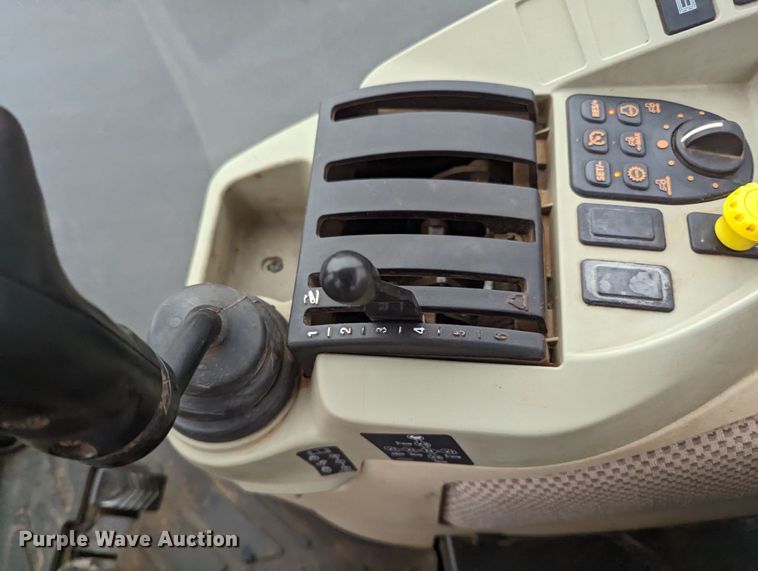 image for item LF9720 2018 John Deere 4052R  MFWD tractor