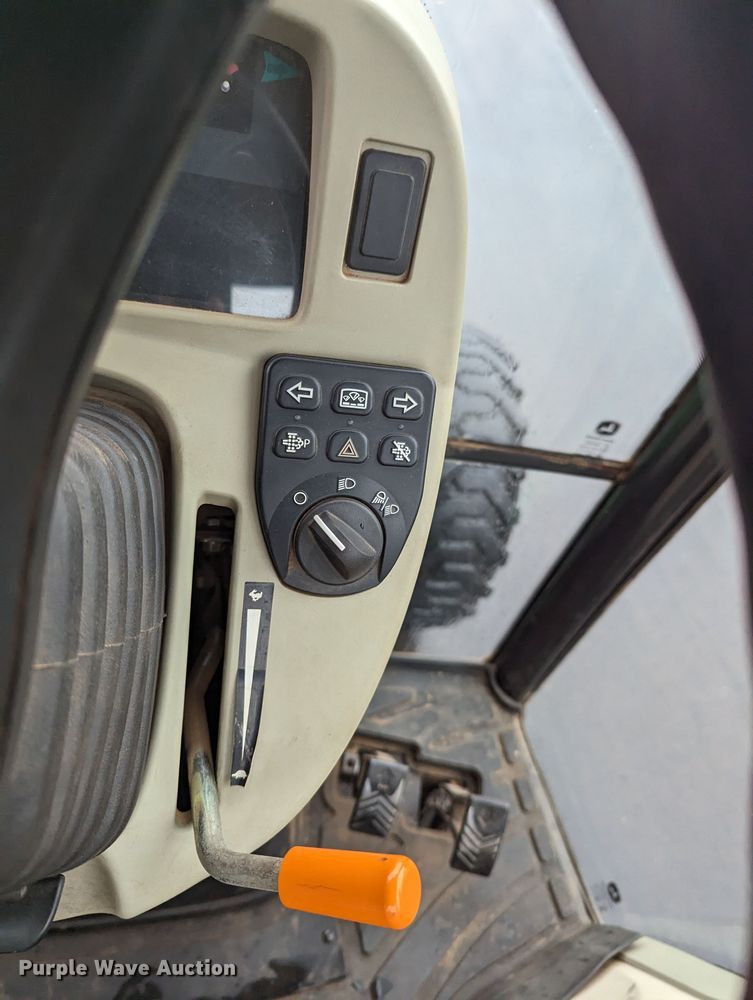 image for item LF9720 2018 John Deere 4052R  MFWD tractor