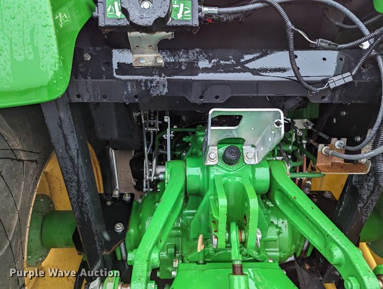 image for item LF9720 2018 John Deere 4052R  MFWD tractor