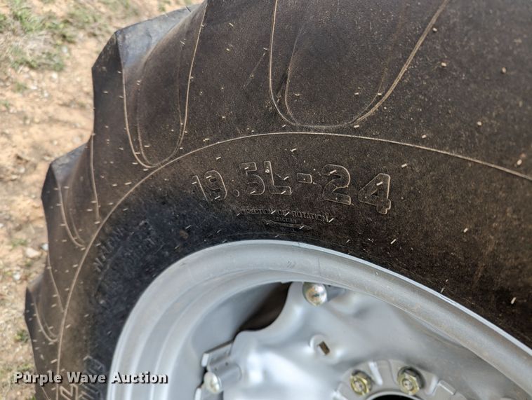 image for item LF9763 2020 Mahindra 3650  MFWD tractor