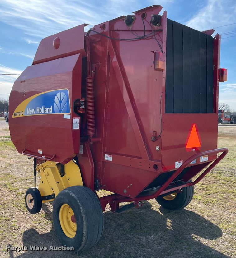 image for item MM9384 2010 New Holland BR7070 round baler