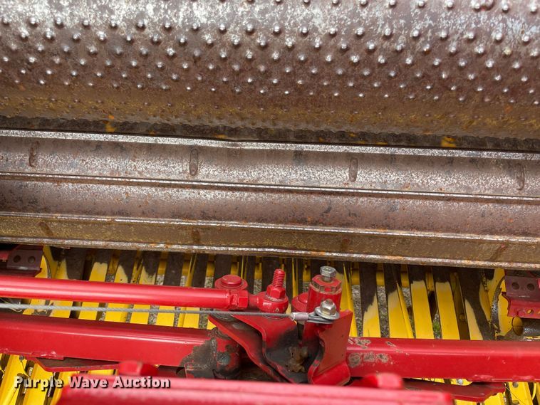 image for item MM9384 2010 New Holland BR7070 round baler