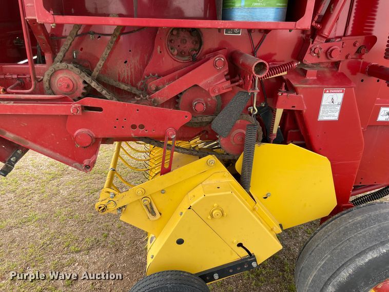 image for item MM9384 2010 New Holland BR7070 round baler